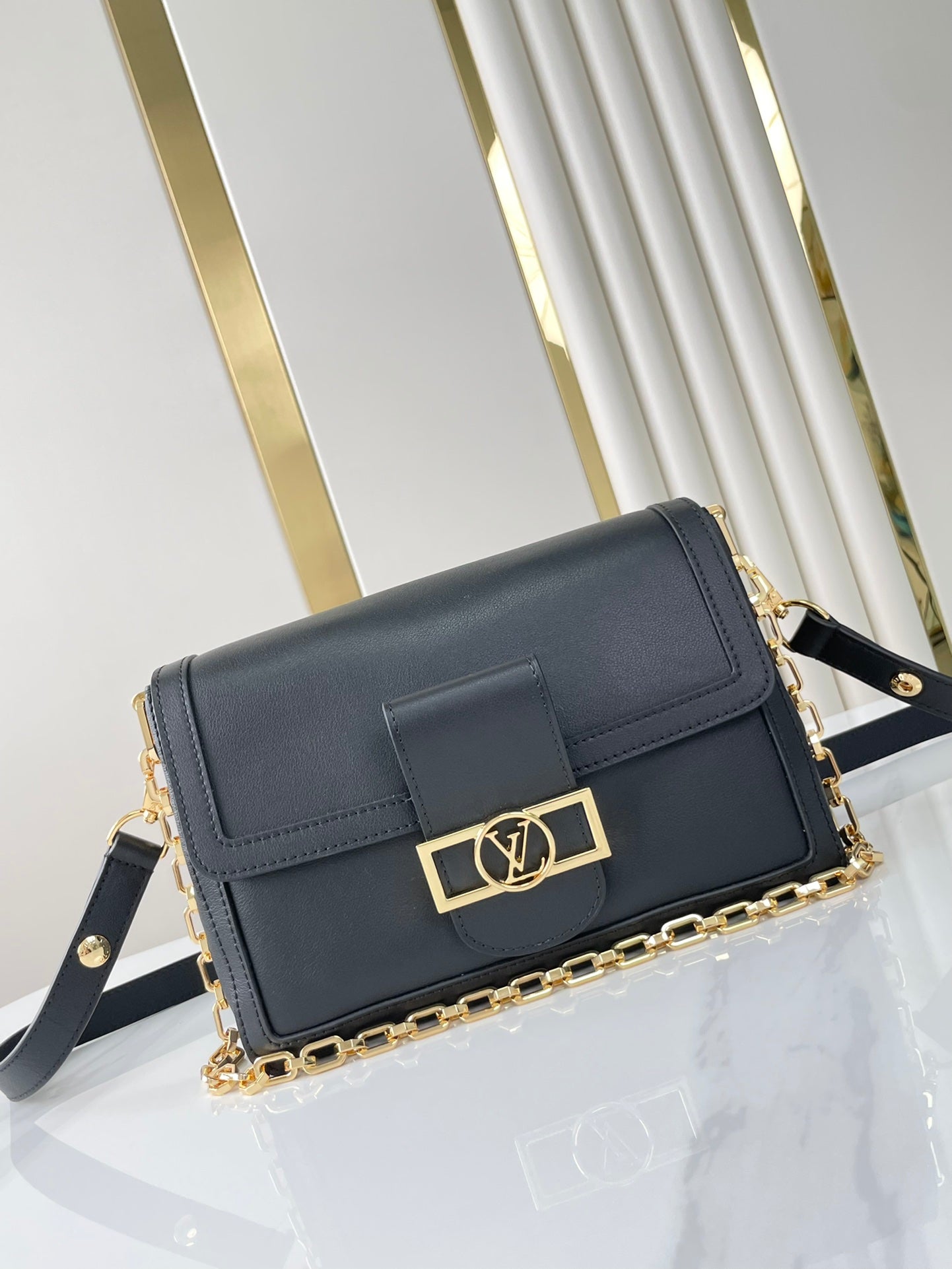 DAUPHINE SOFT MM 24 EN PIEL DE CORDERO LISA NEGRA, HERRAJES DORADOS