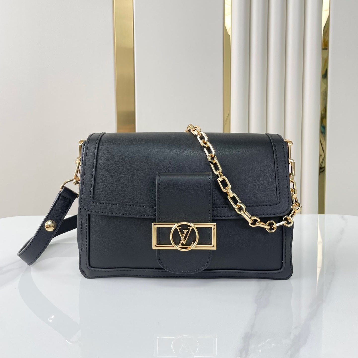 DAUPHINE SOFT MM 24 EN PIEL DE CORDERO LISA NEGRA, HERRAJES DORADOS