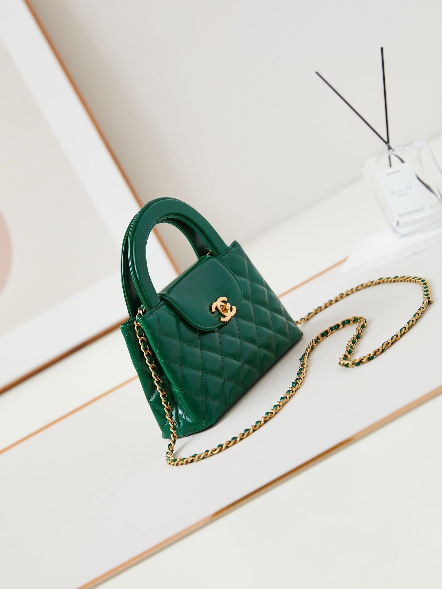 Bolso shopper Kelly CC 24A Nano de 19 cm en piel de cordero verde