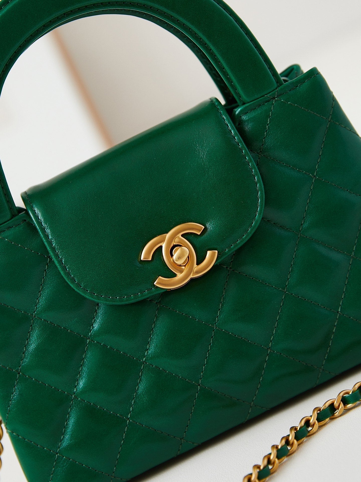 Bolso shopper Kelly CC 24A Nano de 19 cm en piel de cordero verde