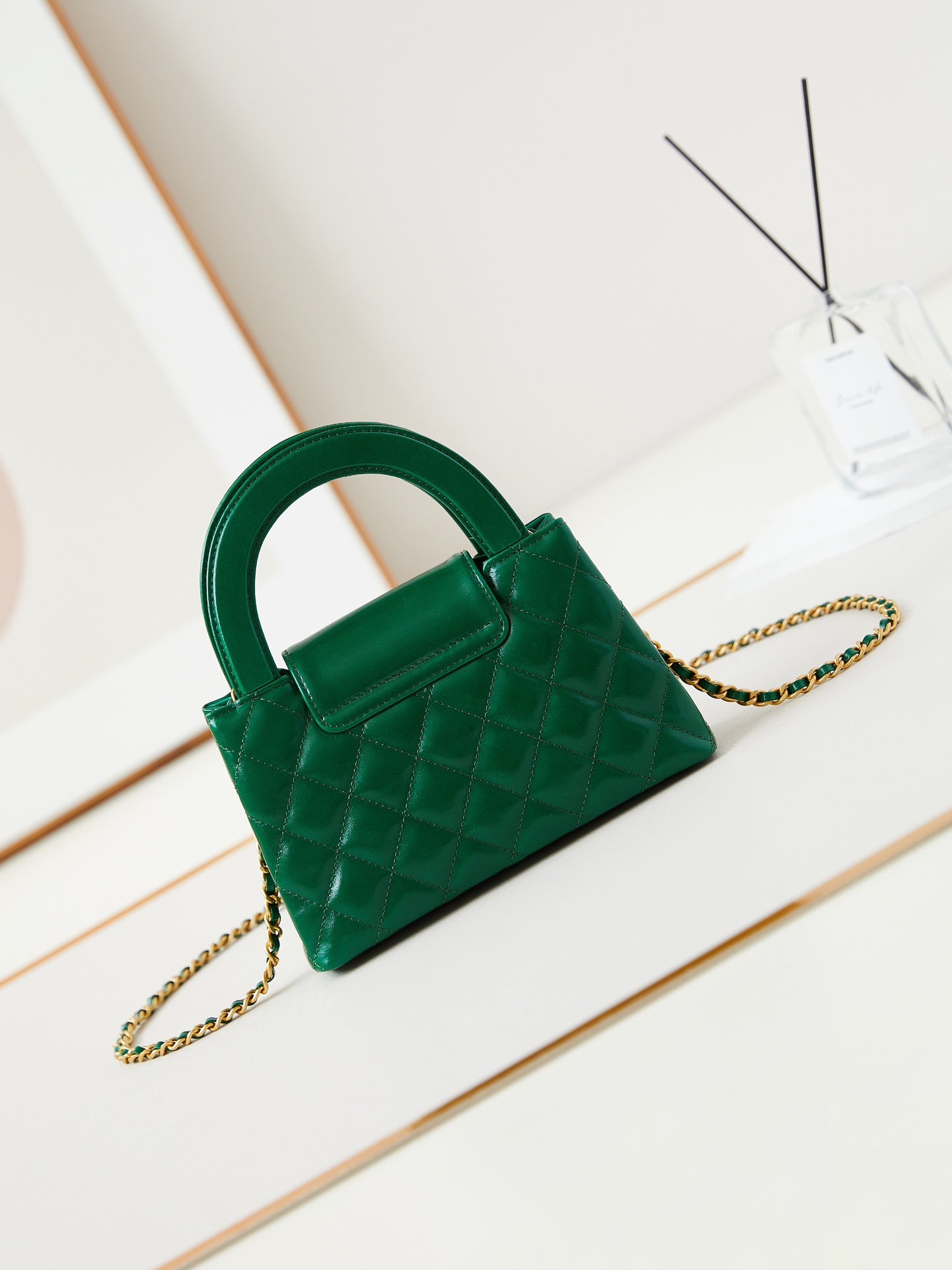 Bolso shopper Kelly CC 24A Nano de 19 cm en piel de cordero verde