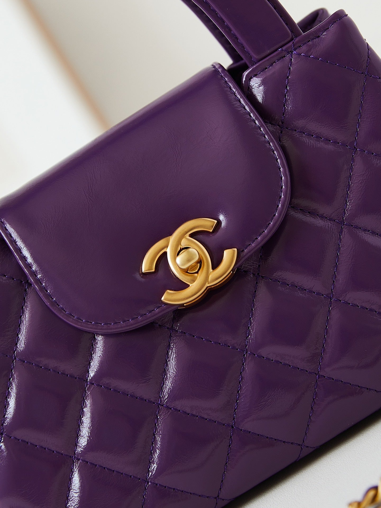 Bolso shopper Kelly CC 24A Nano de 19 cm en piel de cordero morada