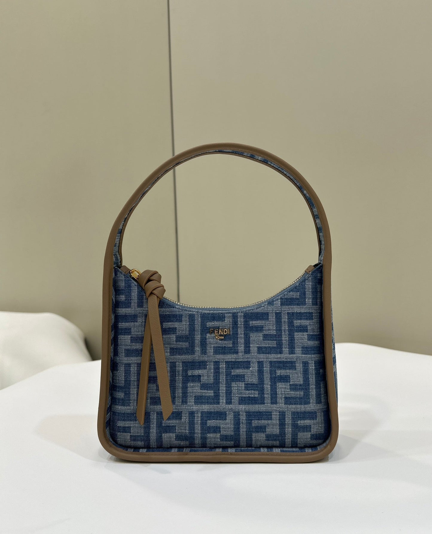 BOLSO MEDIANO FENDI 27 EN MONOGRAMA AZUL VERDADERO CON HERRAJES DORADOS