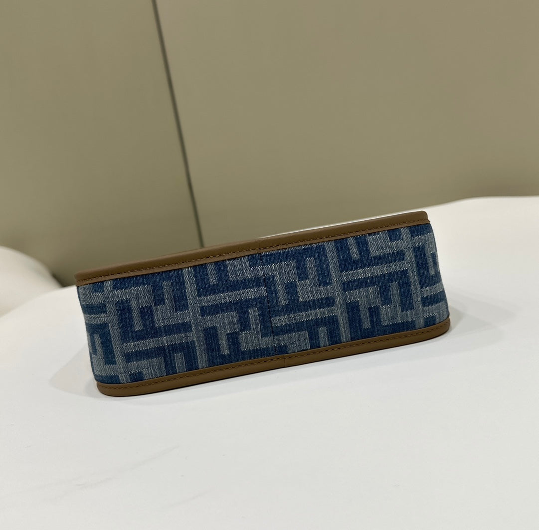BOLSO MEDIANO FENDI 27 EN MONOGRAMA AZUL VERDADERO CON HERRAJES DORADOS