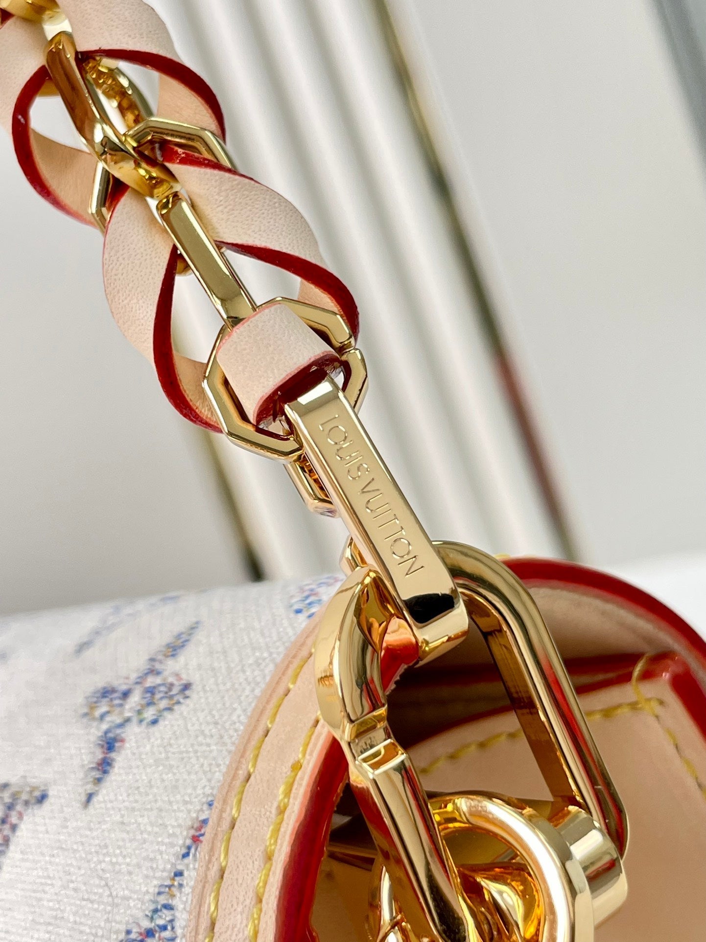 DAUPHINE MINI 20 EN TELA JACQUARD MONOGRAMA BLANCA Y HERRAJES DORADOS