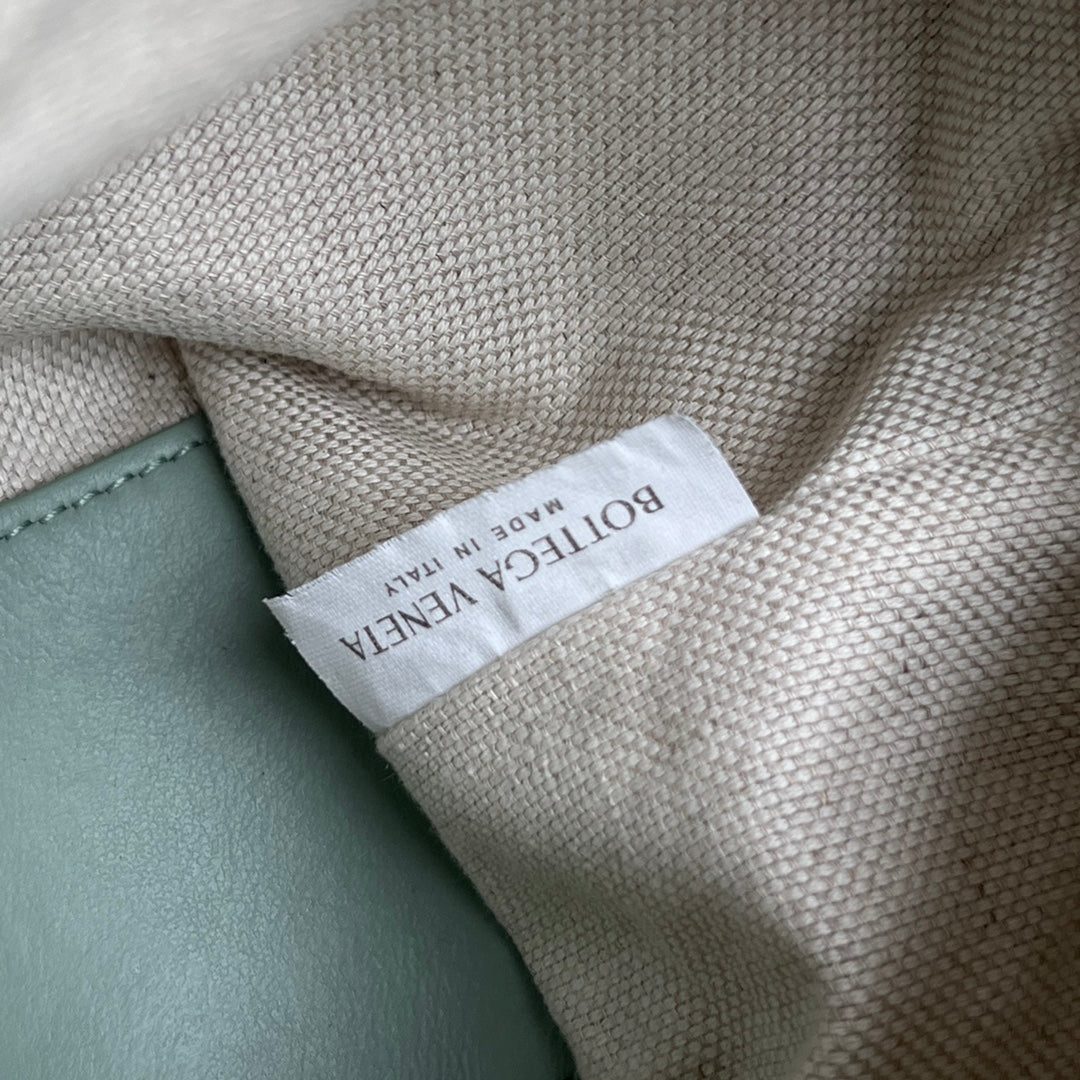 BV Loop Top Handle 19cm Sauge Lambskin