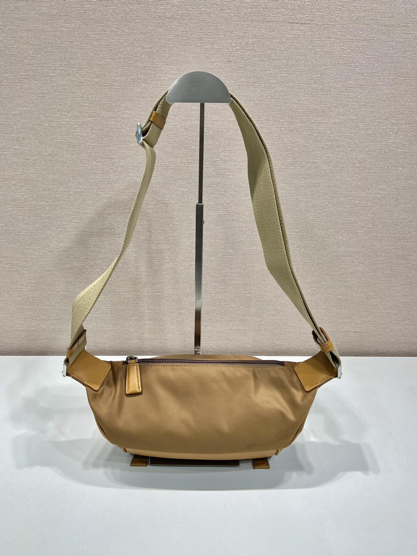 SAC MESSAGER 20 EN RE-NYLON MARRON CIDRE ET GARNITURES EN CUIR DE VEAU