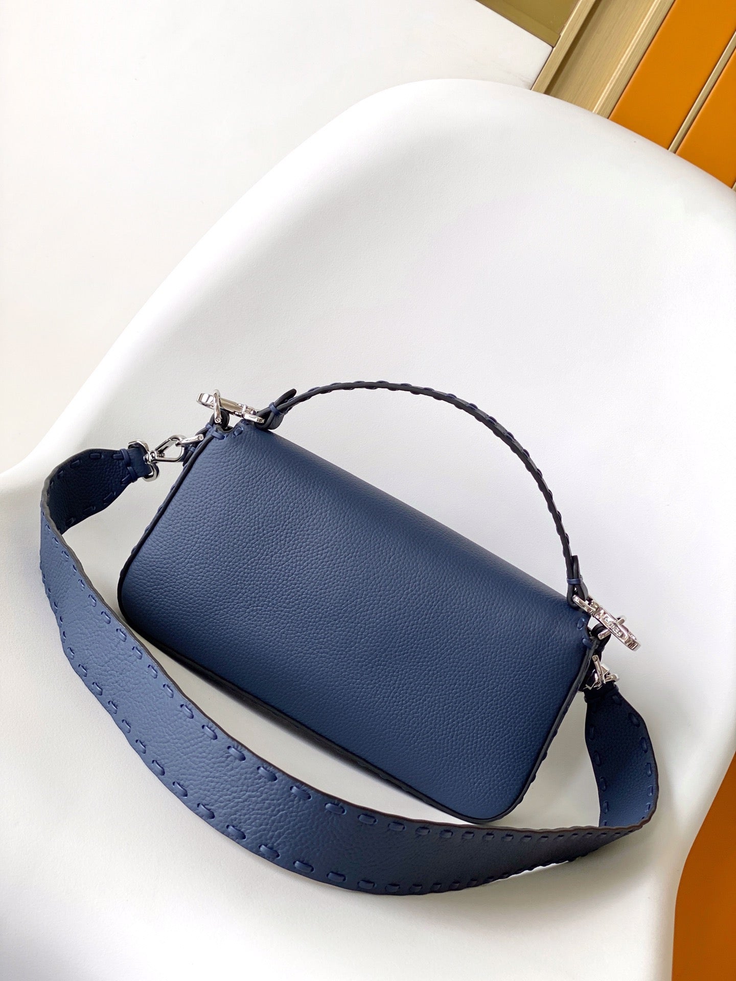 Bolso Fend Baguette 27 de piel de becerro azul oscuro Shw