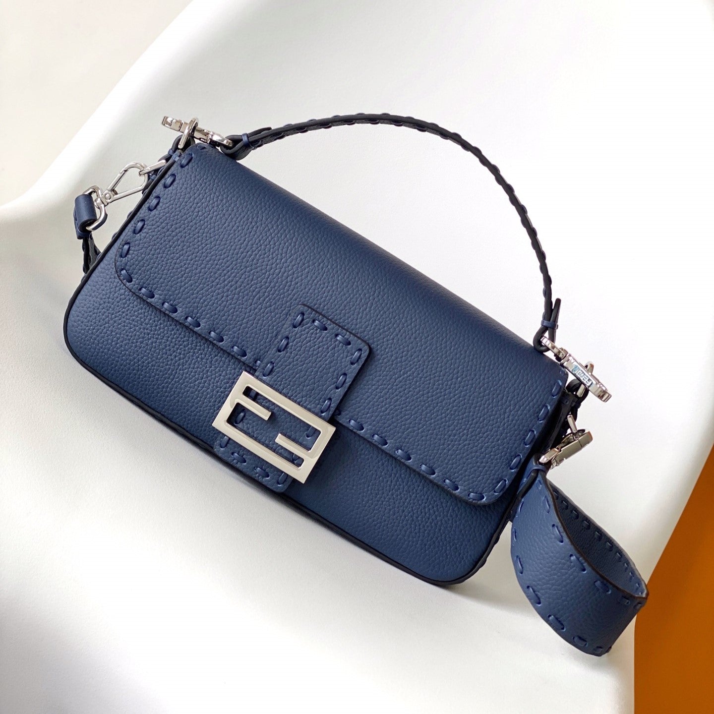 Bolso Fend Baguette 27 de piel de becerro azul oscuro Shw