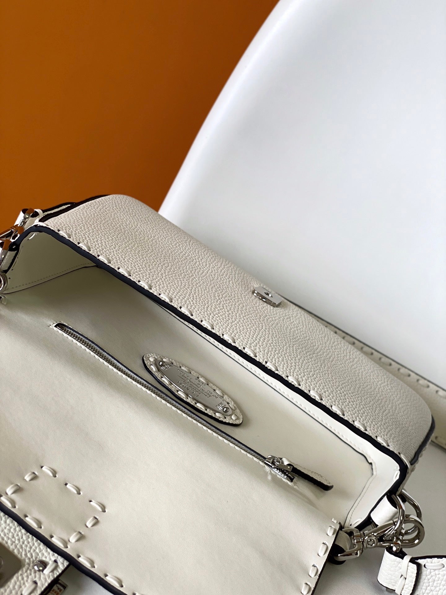 Bolso Fend Baguette 27 de piel de becerro blanca Shw