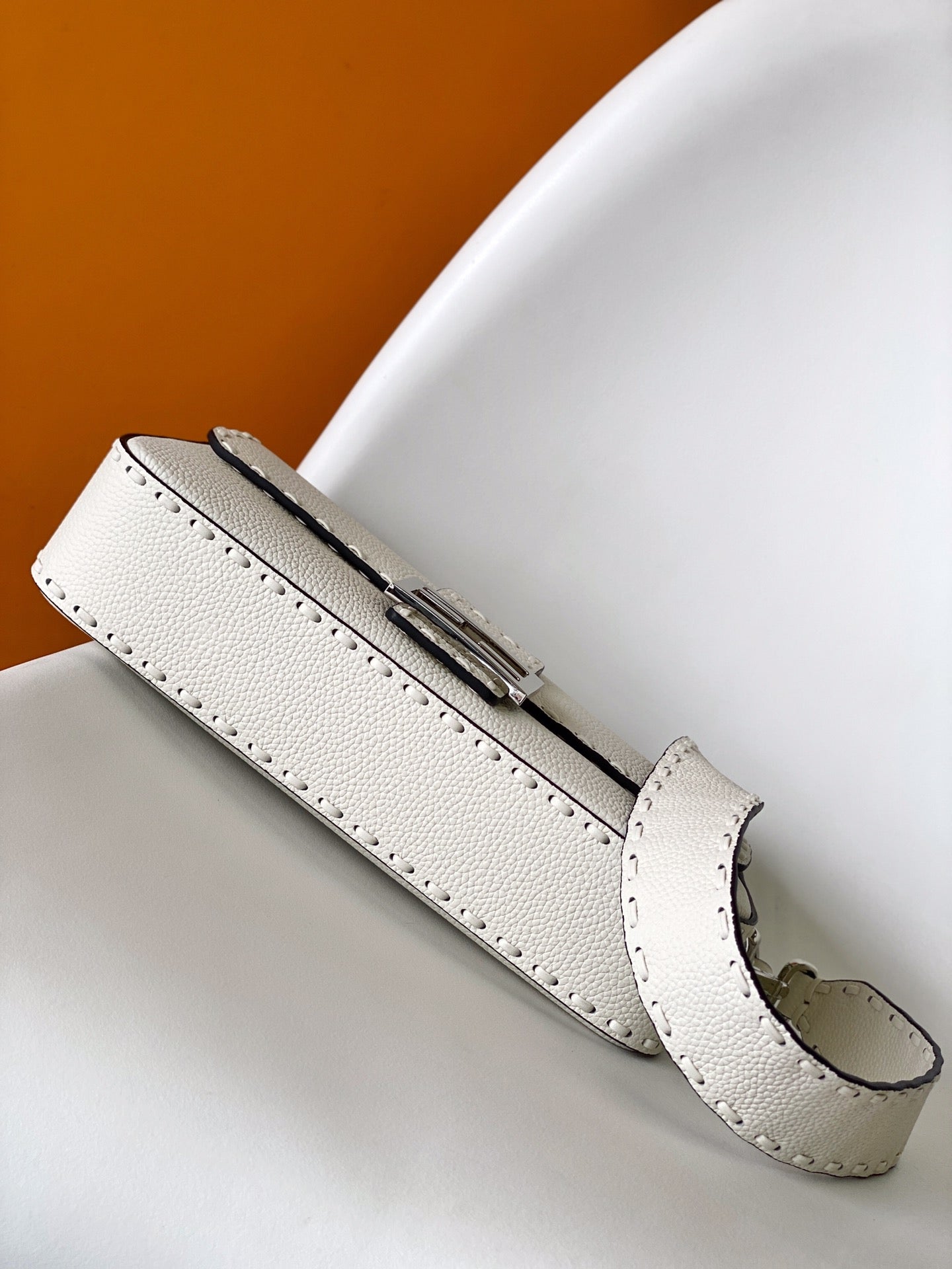 Bolso Fend Baguette 27 de piel de becerro blanca Shw