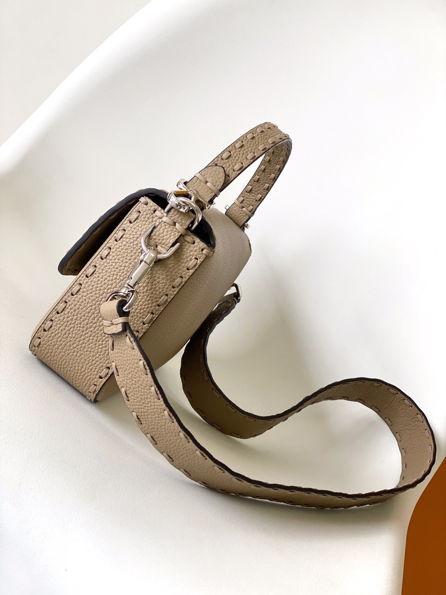 Bolso Fend Baguette 27 de piel de becerro marrón Shw