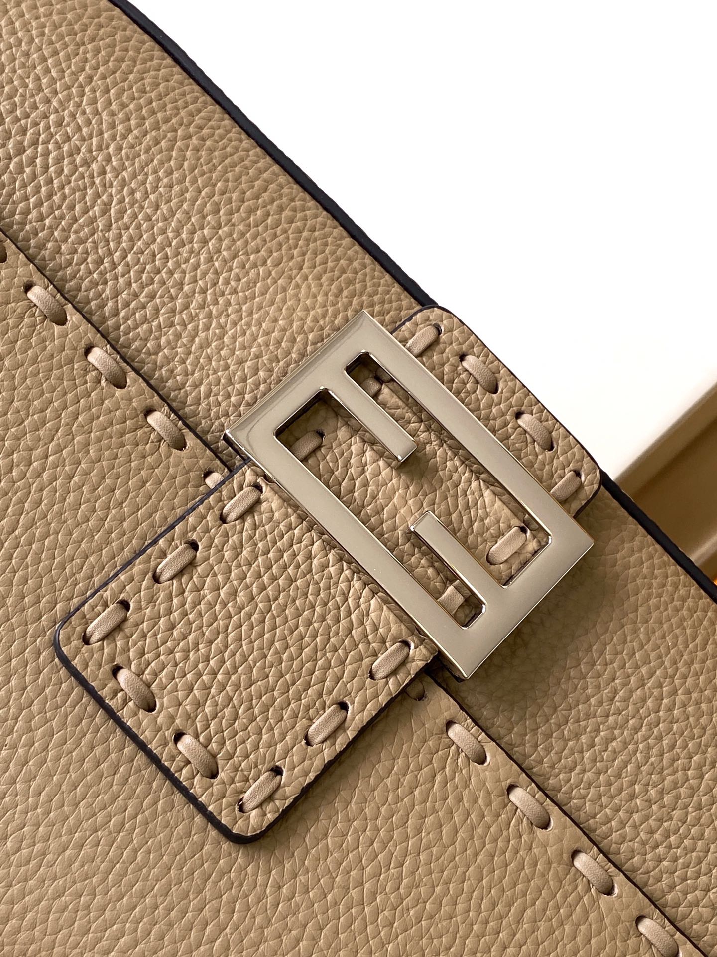 Bolso Fend Baguette 27 de piel de becerro marrón Shw
