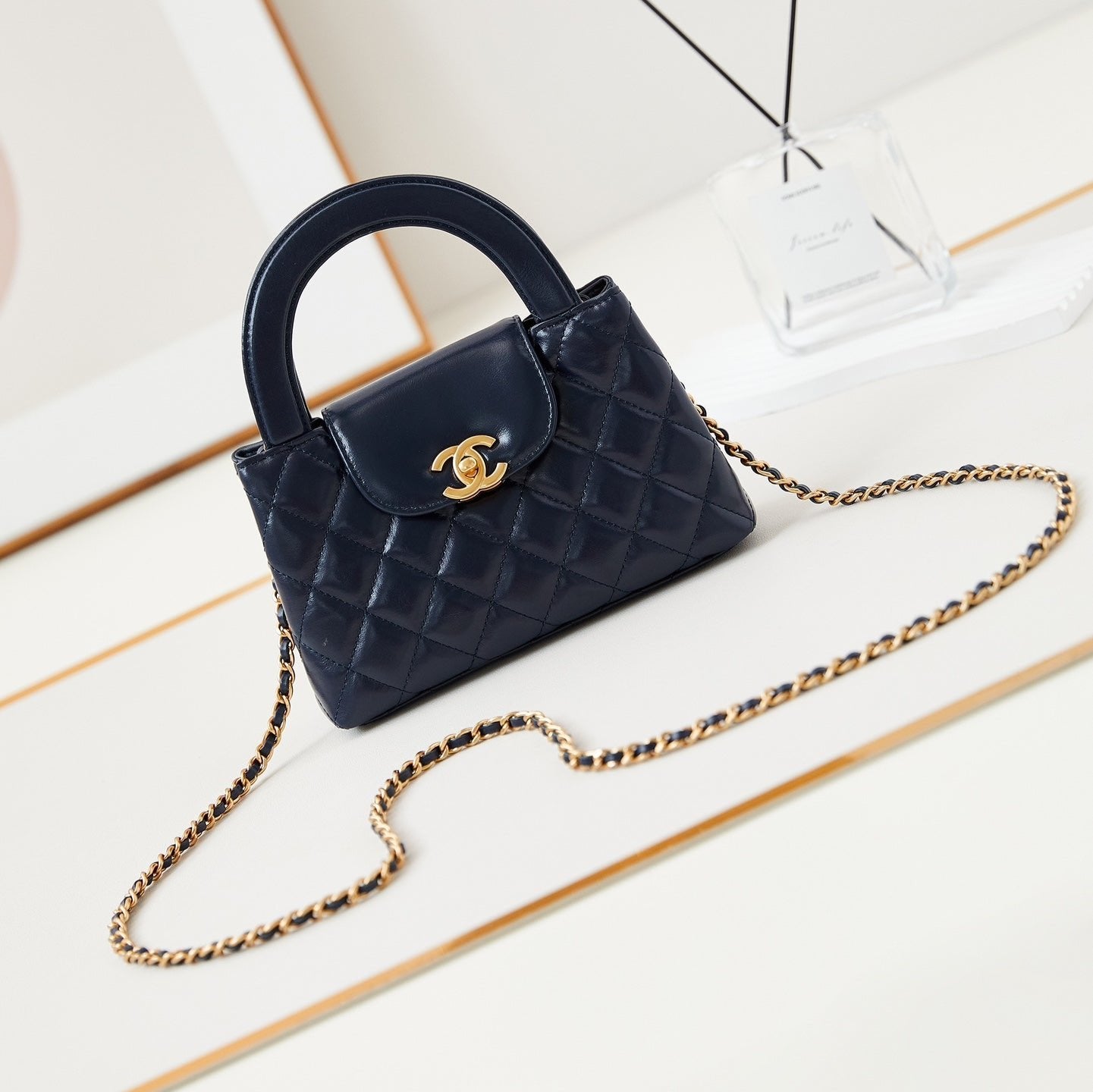 Bolso shopper Kelly CC 24A Nano de 19 cm en piel de cordero azul marino