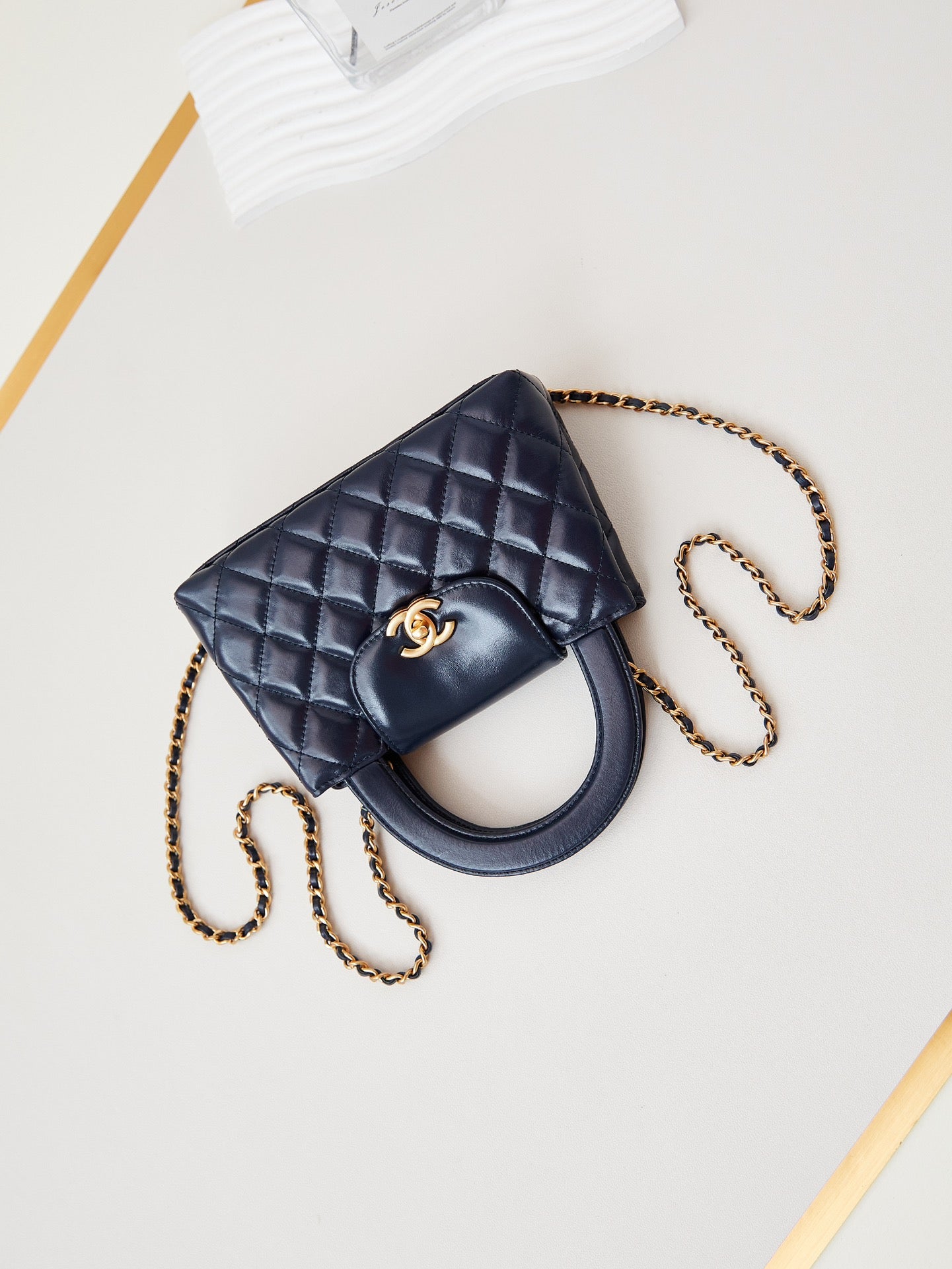 Bolso shopper Kelly CC 24A Nano de 19 cm en piel de cordero azul marino