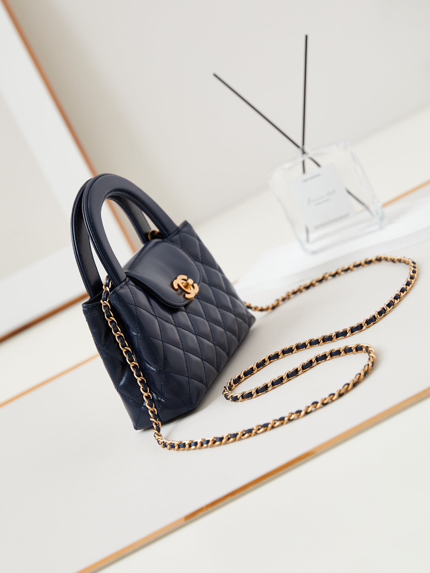 Bolso shopper Kelly CC 24A Nano de 19 cm en piel de cordero azul marino