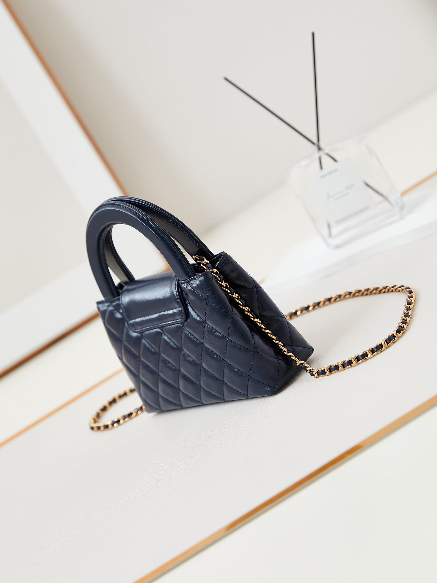 Bolso shopper Kelly CC 24A Nano de 19 cm en piel de cordero azul marino