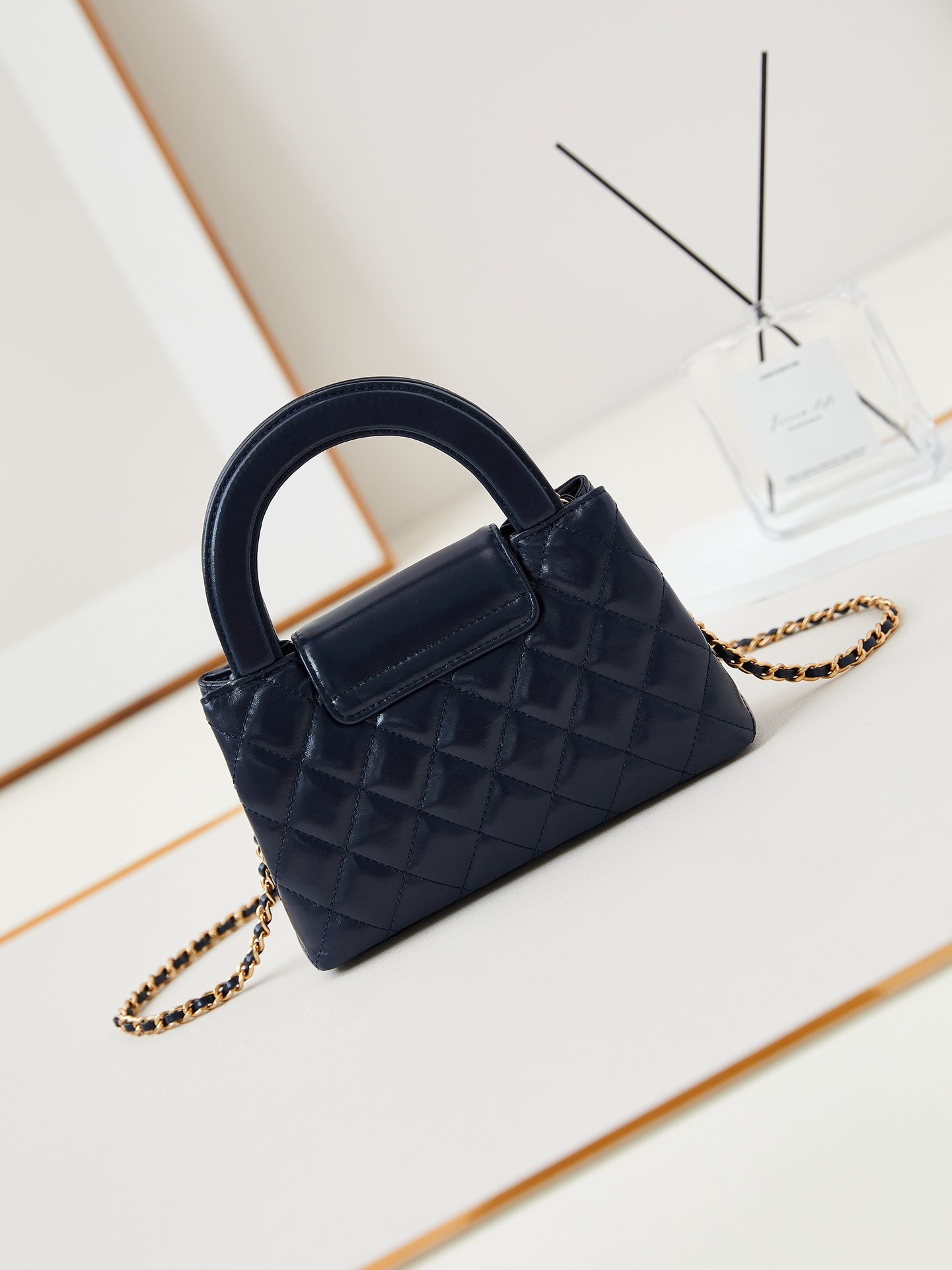 Bolso shopper Kelly CC 24A Nano de 19 cm en piel de cordero azul marino