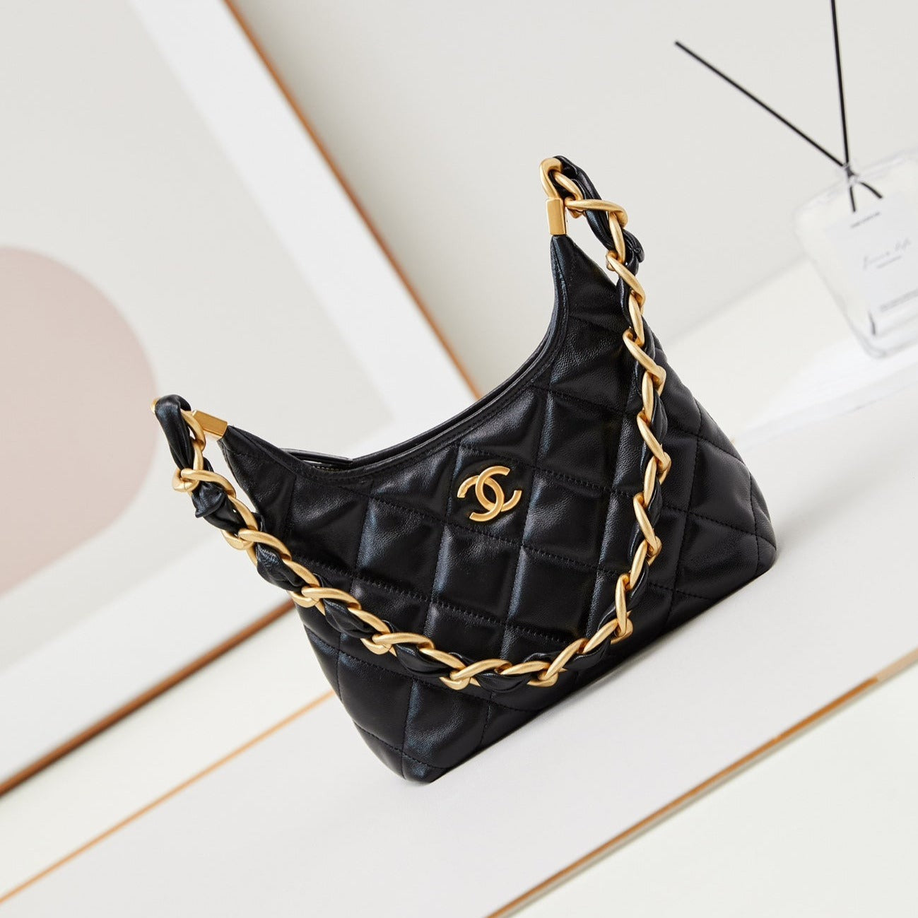 Bolso hobo 24a de 23 cm de piel de becerro negra con herrajes dorados