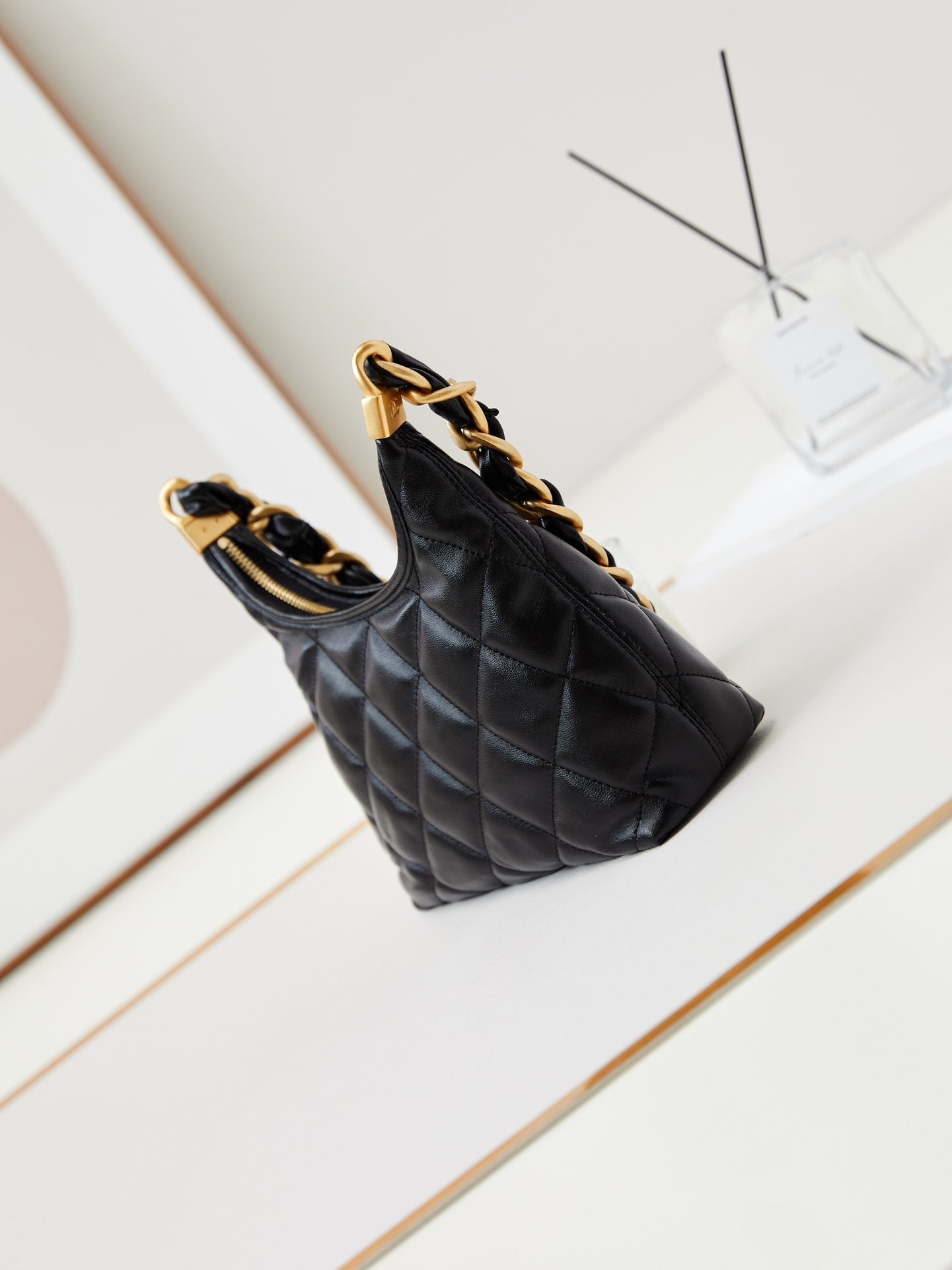Bolso hobo 24a de 23 cm de piel de becerro negra con herrajes dorados