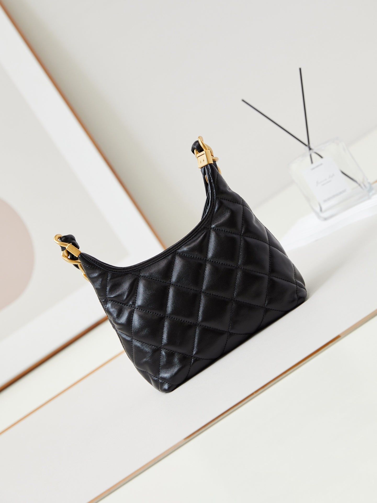 Bolso hobo 24a de 23 cm de piel de becerro negra con herrajes dorados