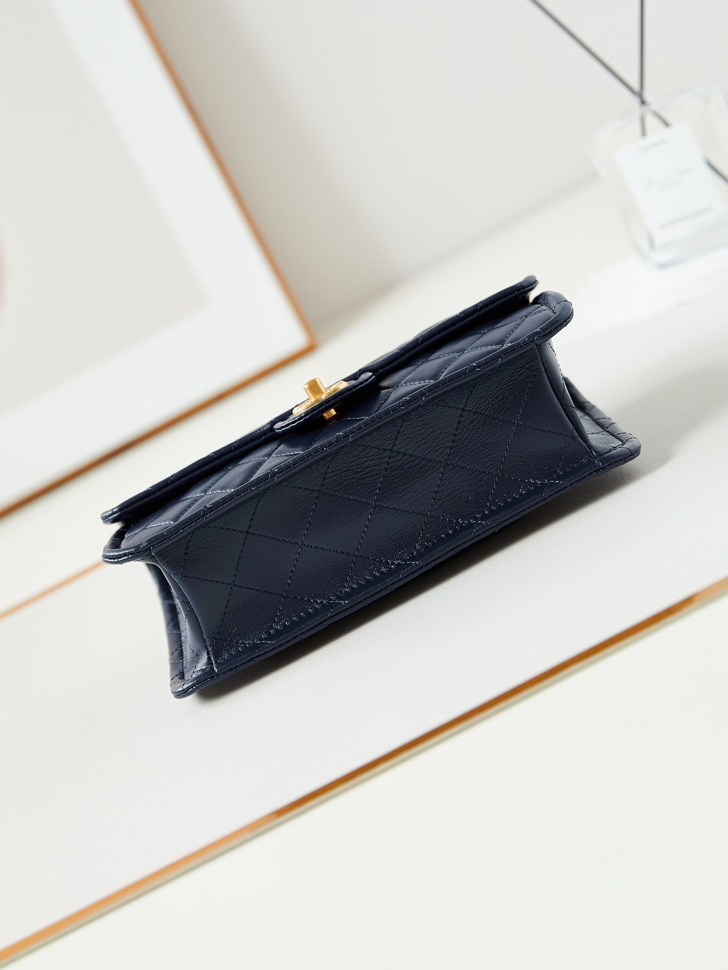 Bolso mediano con solapa 24s, 25 cm, piel de becerro azul oscuro, herrajes dorados