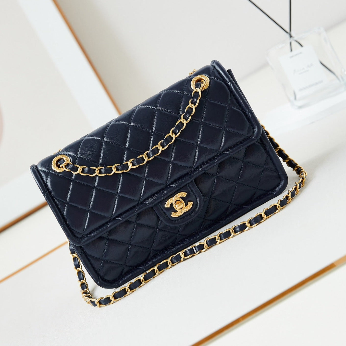 Bolso mediano con solapa 24s, 25 cm, piel de becerro azul oscuro, herrajes dorados
