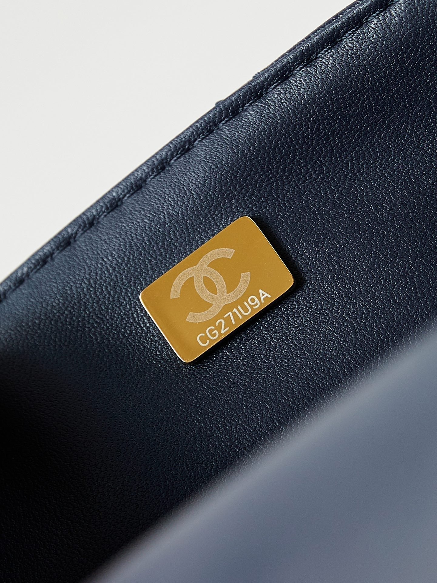 Bolso pequeño con solapa 24s, 23 cm, piel de becerro azul oscuro, herrajes dorados