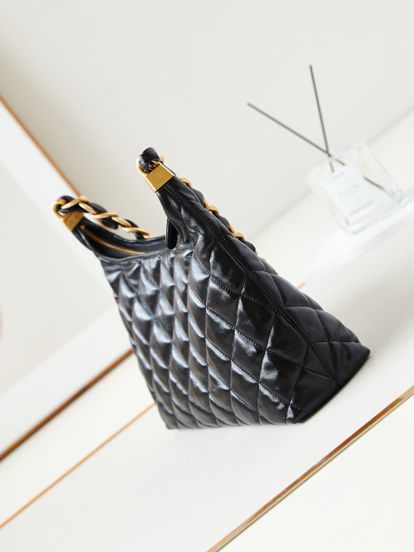 Bolso hobo 24a de 32 cm de piel de becerro negra con herrajes dorados