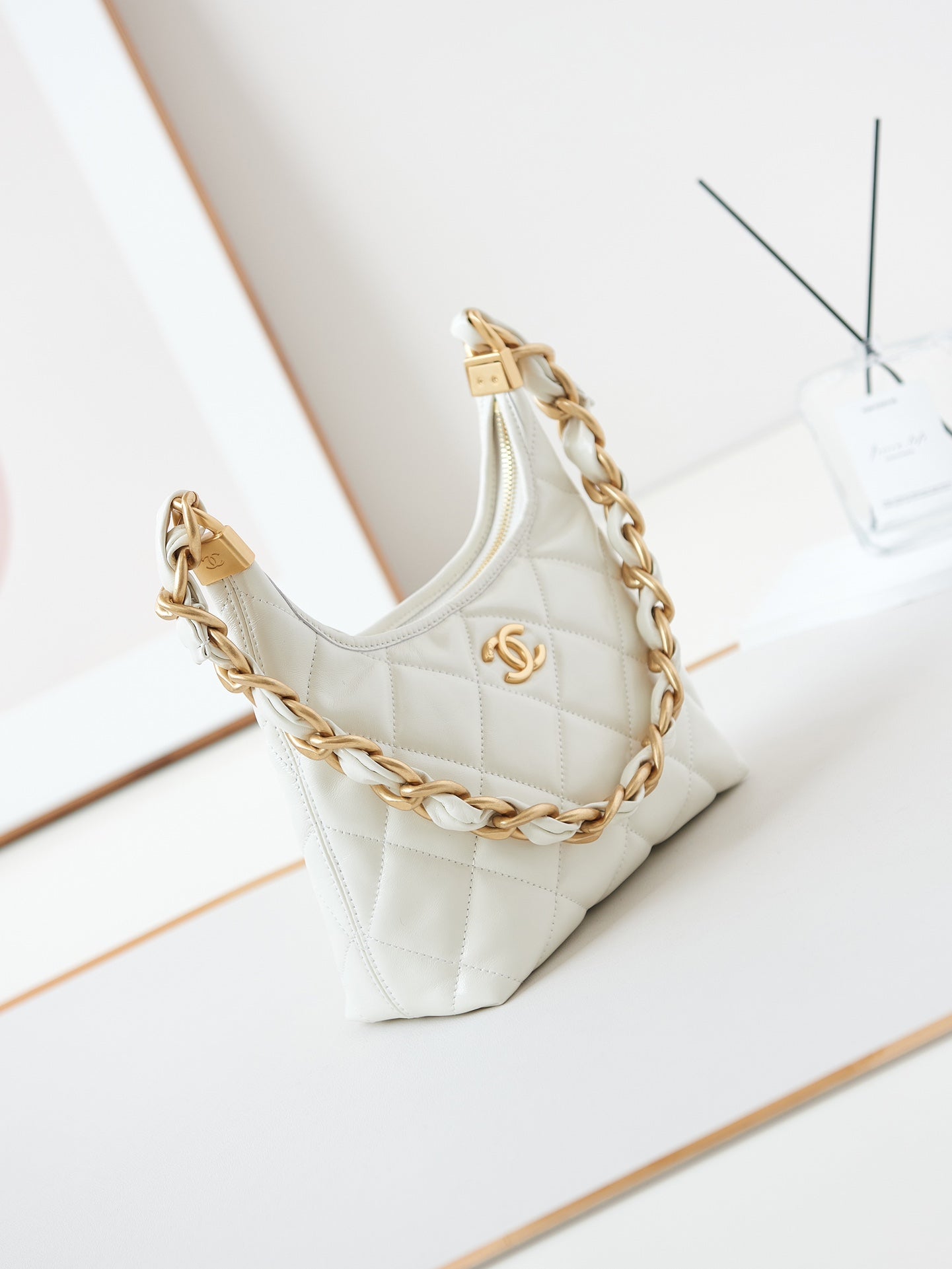 Bolso hobo 24a de 23 cm de piel de becerro blanca con herrajes dorados