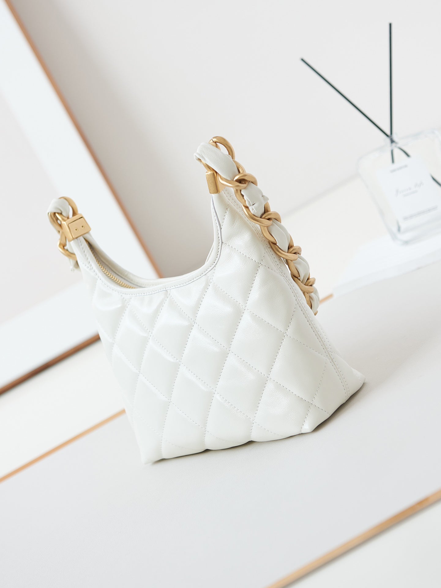 Bolso hobo 24a de 23 cm de piel de becerro blanca con herrajes dorados