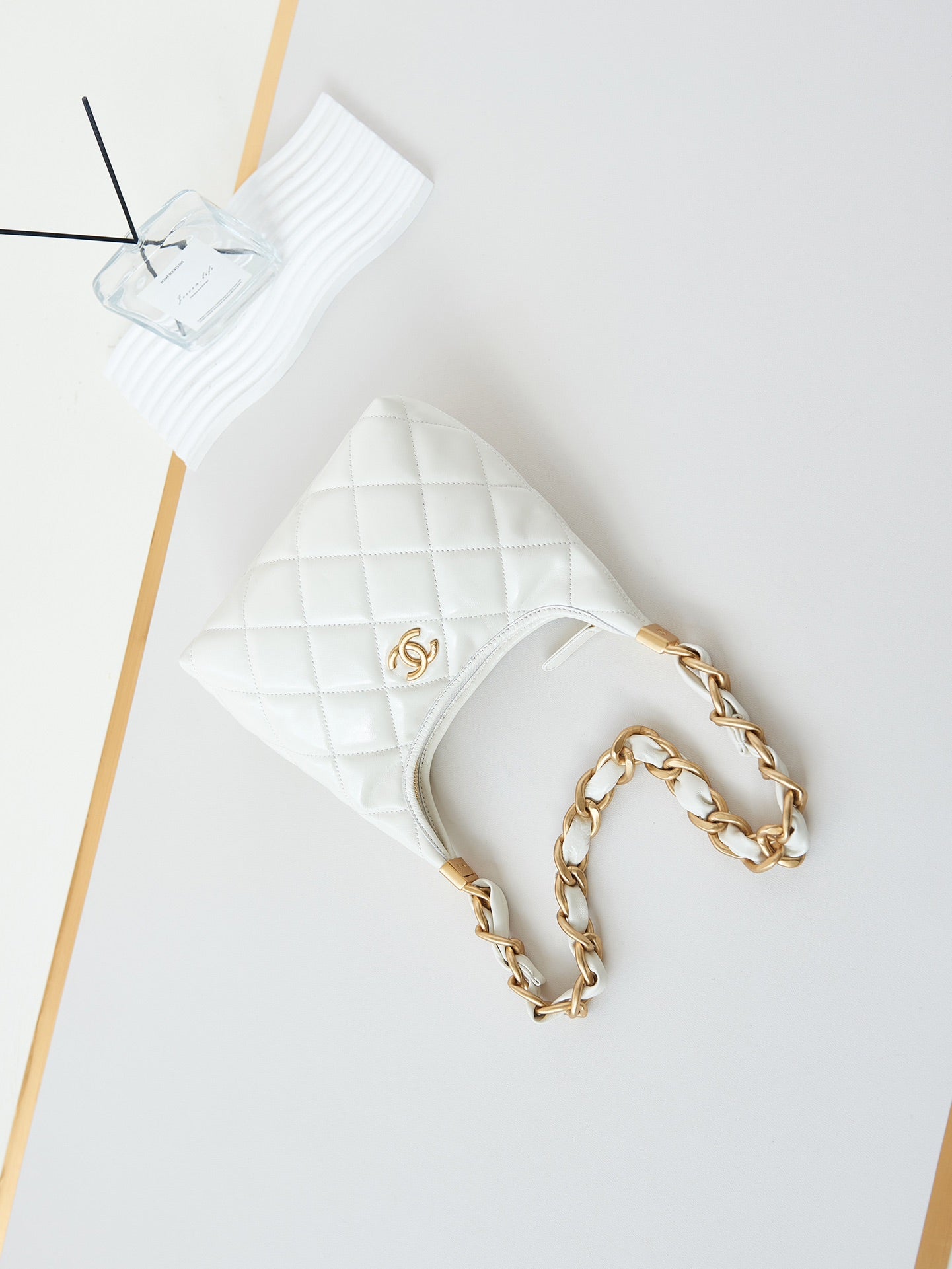 Bolso hobo 24a de 23 cm de piel de becerro blanca con herrajes dorados