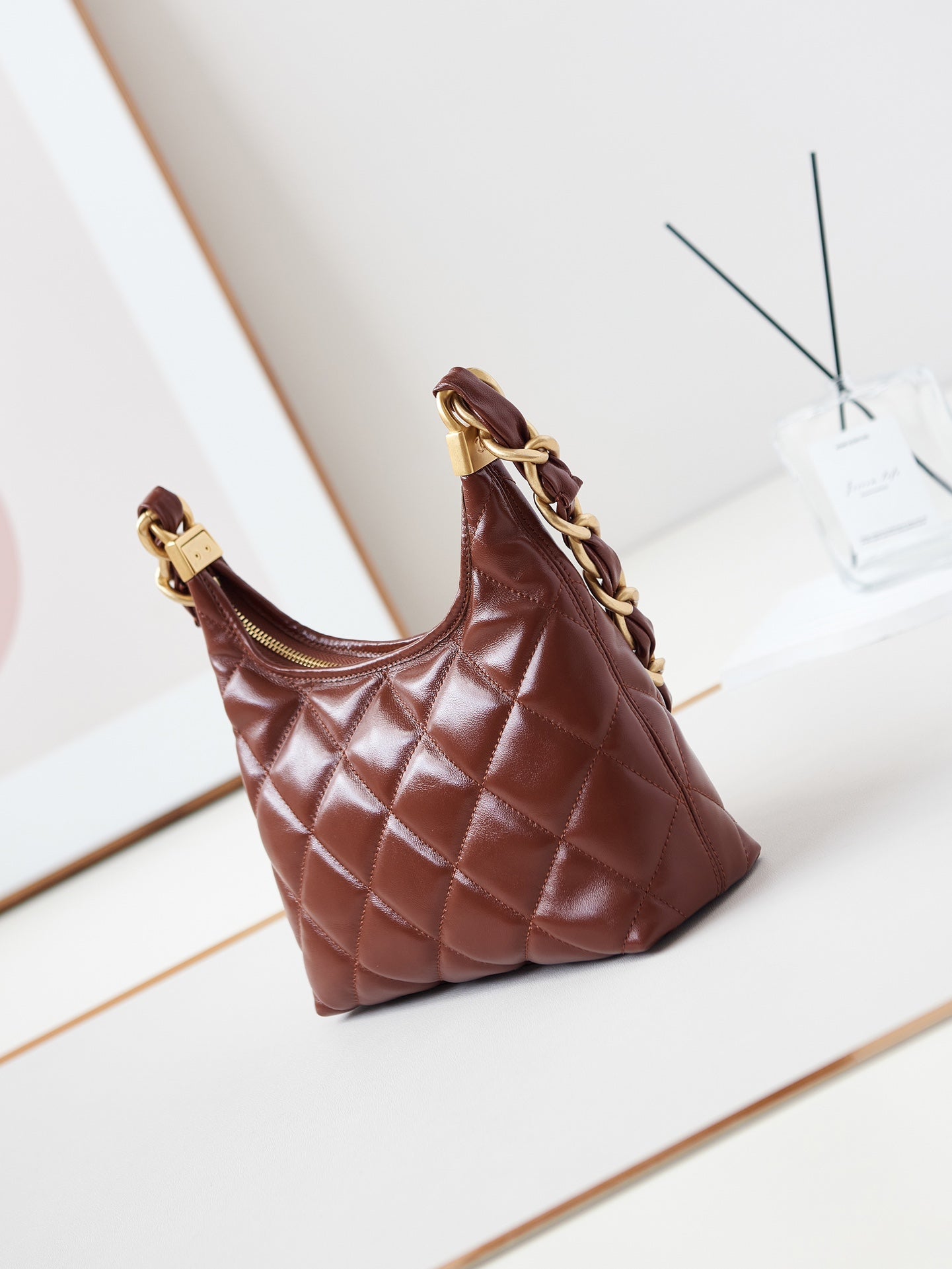 Bolso hobo 24a de 23 cm en piel de becerro burdeos con herrajes dorados