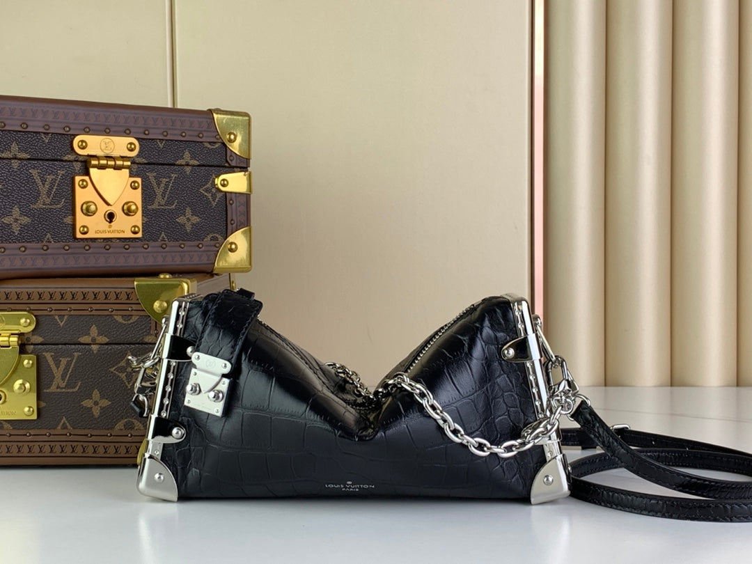 BAÚL DELGADO 23 EN PIEL DE BECERRO CON ESTAMPADO DE COCODRILO NEGRO Y HERRAJES PLATEADOS