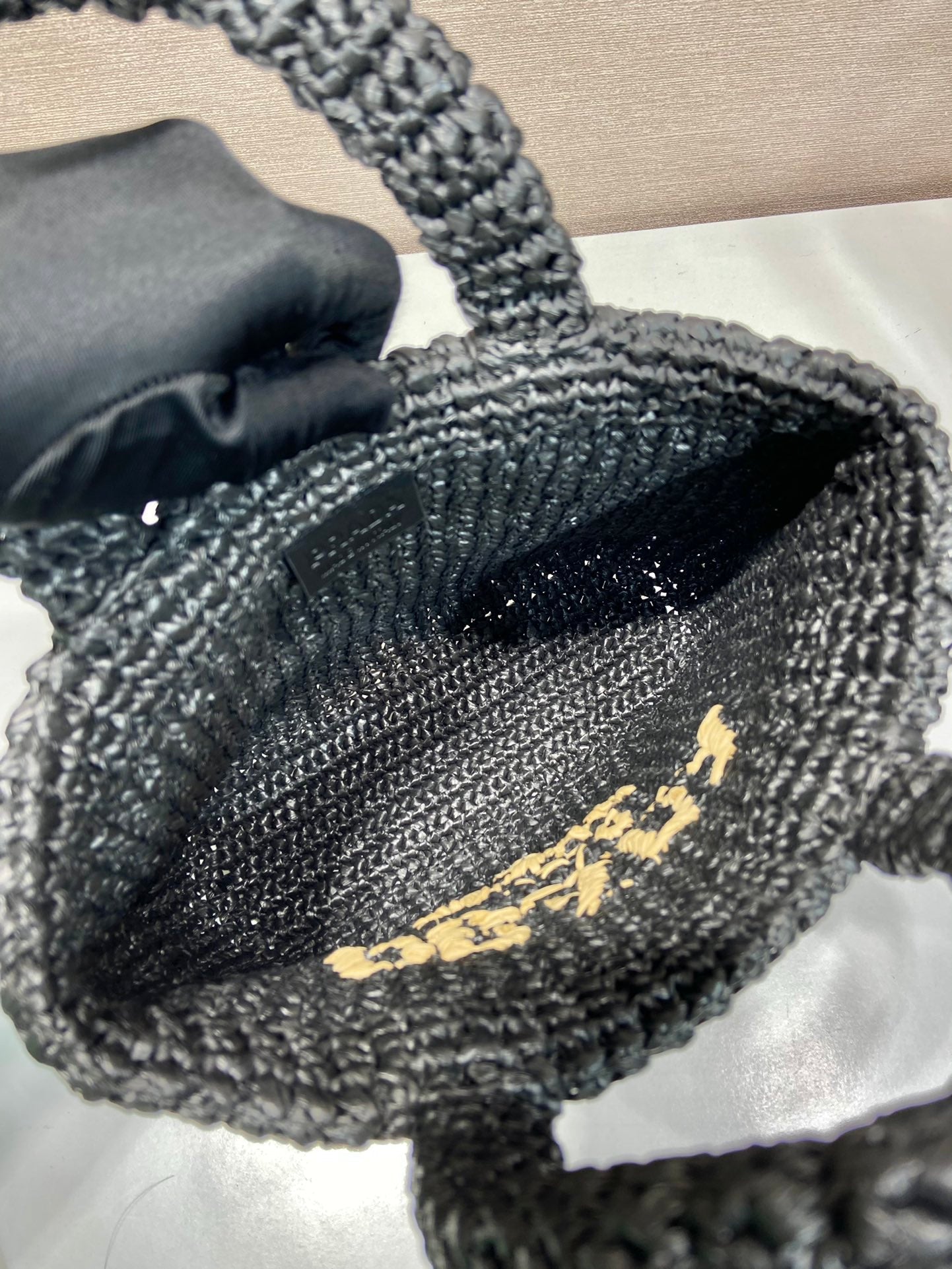 BOLSO PEQUEÑO DE GANCHILLO DE 24 PULGADAS EN RAFIA AMARILLA Y NEGRA