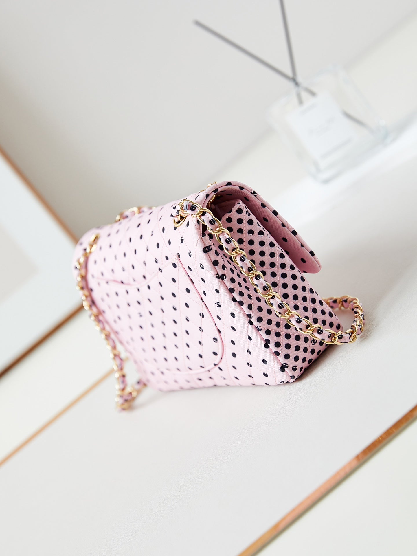 Bolso mediano con solapa de 24p, 25 cm, lona rosa y lunares negros