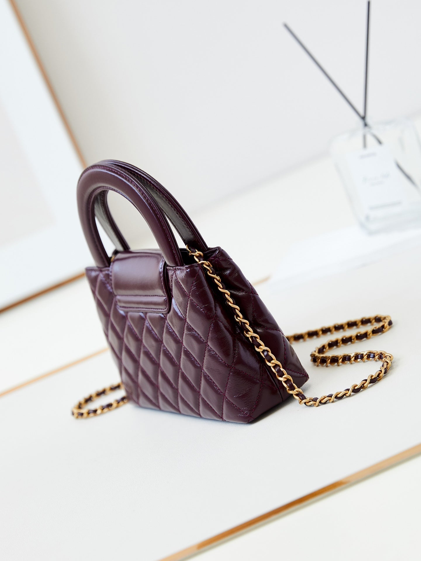 Bolso shopper Kelly CC 24A Nano de 19 cm en piel de cordero color rojo cereza