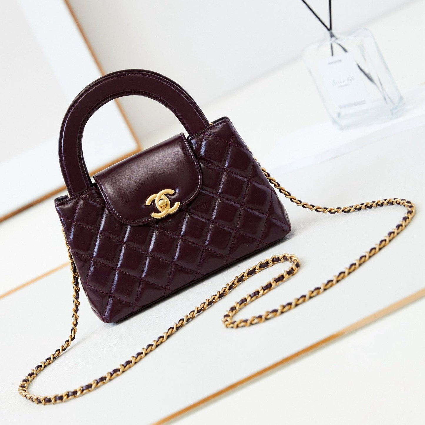 Bolso shopper Kelly CC 24A Nano de 19 cm en piel de cordero color rojo cereza