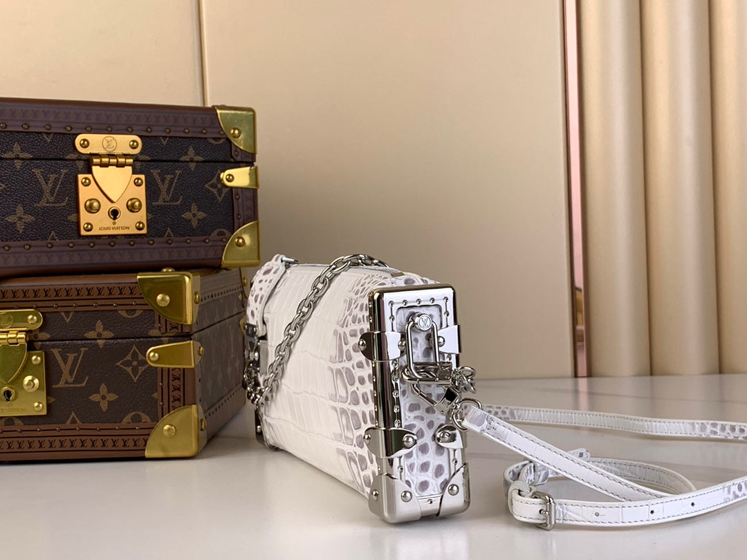 BAÚL DELGADO 23 EN PIEL DE BECERRO CON ESTAMPADO DE COCODRILO BLANCO Y HERRAJES PLATEADOS