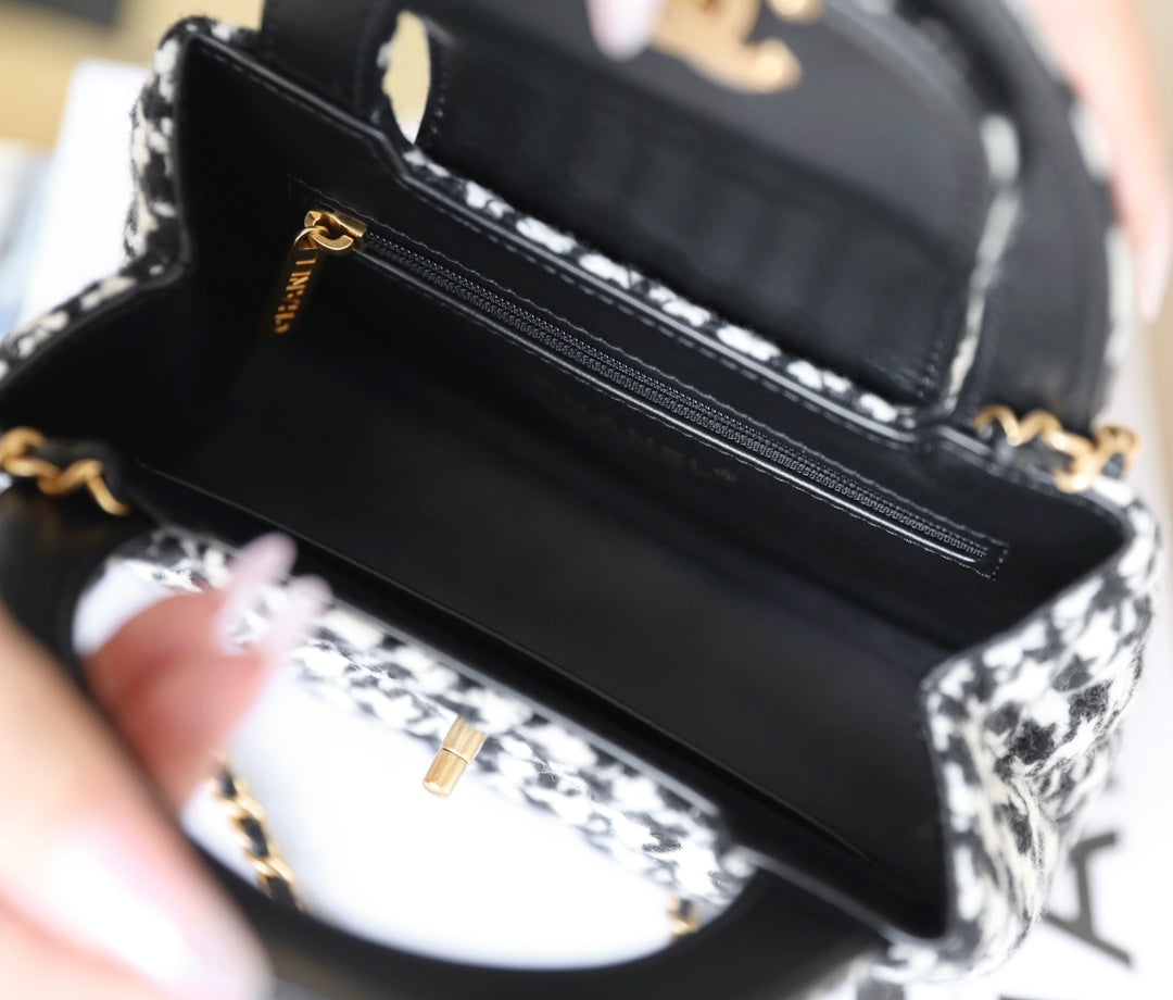 Bolso shopper Kelly CC 24A Nano de 19 cm en tweed blanco y negro