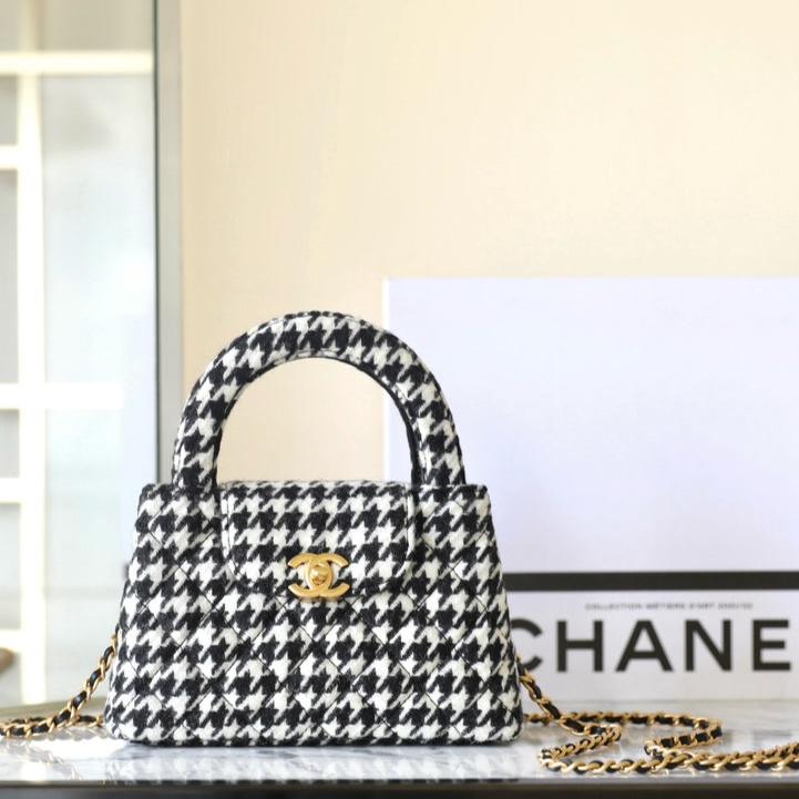 Bolso shopper Kelly CC 24A Nano de 19 cm en tweed blanco y negro