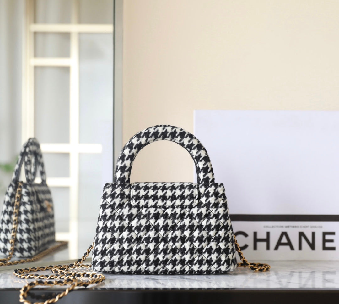 Bolso shopper Kelly CC 24A Nano de 19 cm en tweed blanco y negro