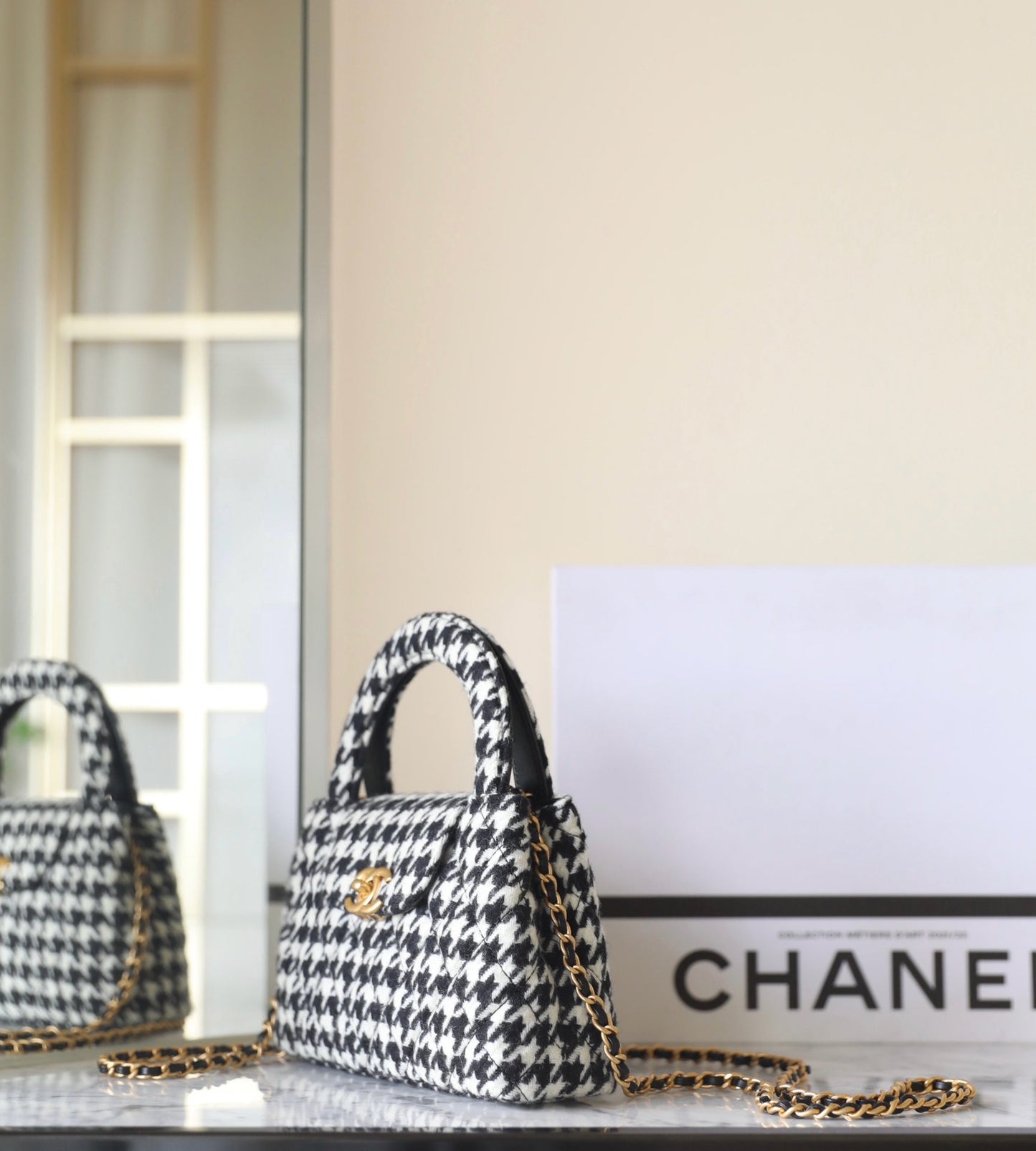 Bolso shopper Kelly CC 24A Nano de 19 cm en tweed blanco y negro