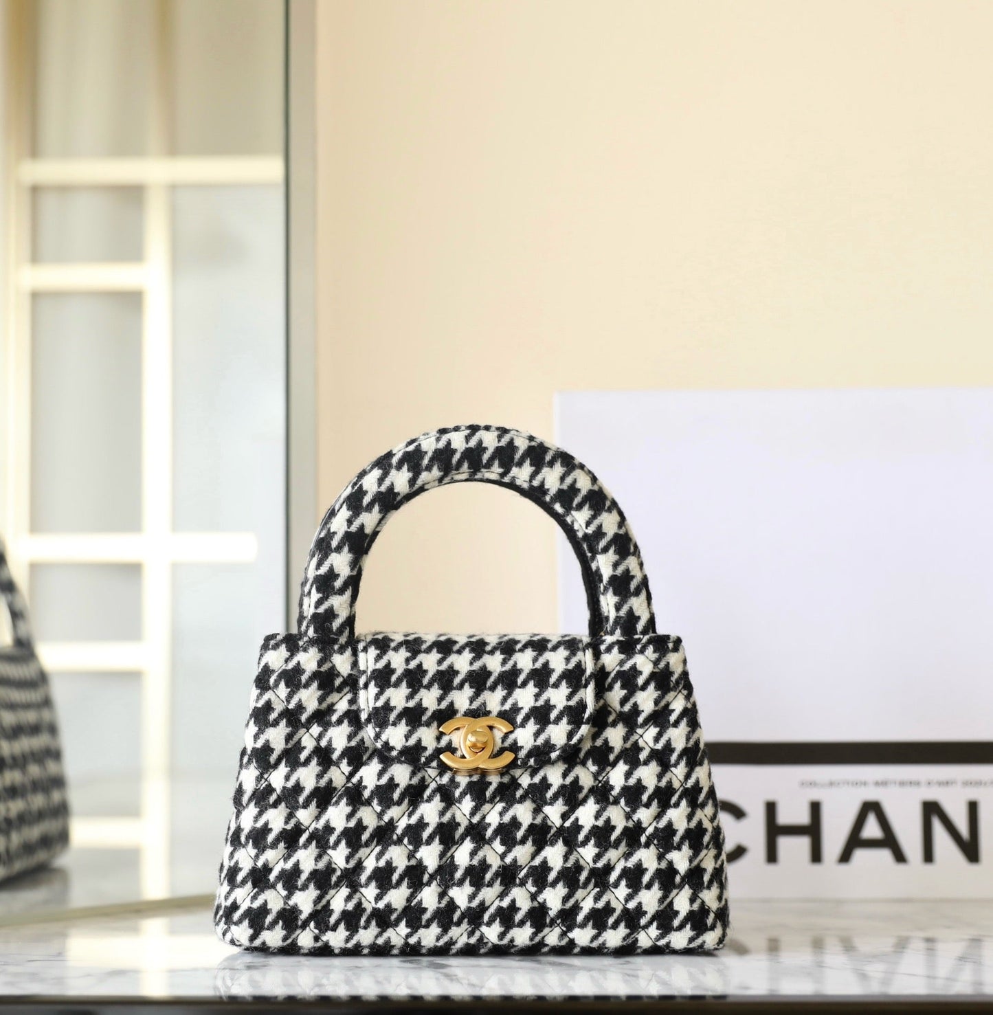 Bolso shopper Kelly CC 24A Nano de 19 cm en tweed blanco y negro