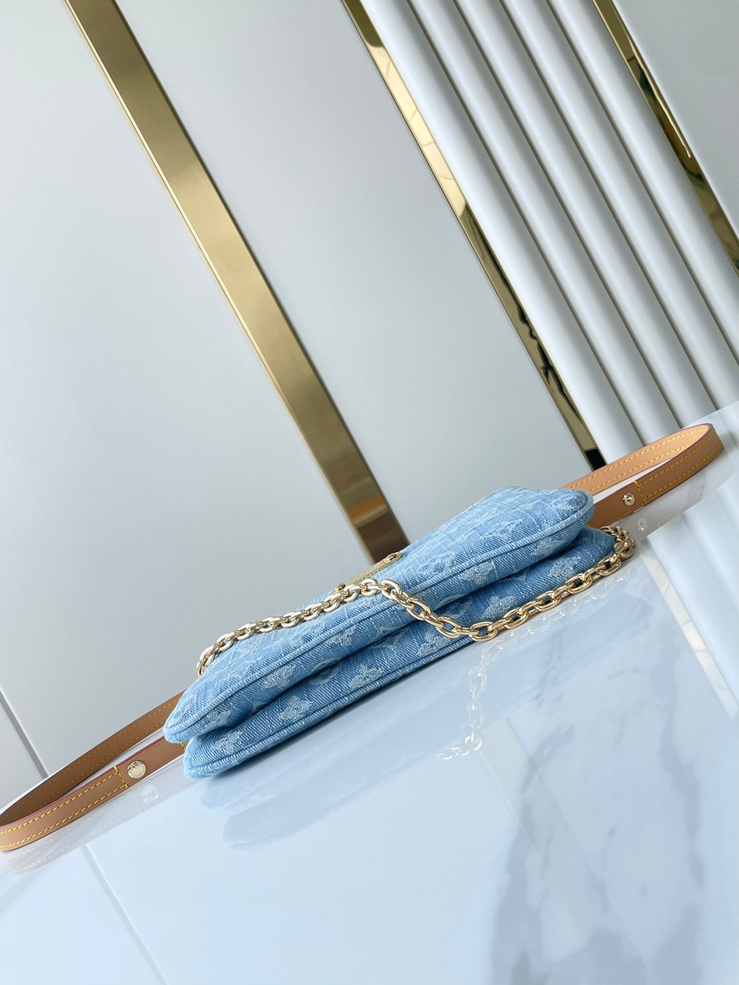 LIV POCHETTE 24 EN MONOGRAMA AZUL CON HERRAJES DORADOS