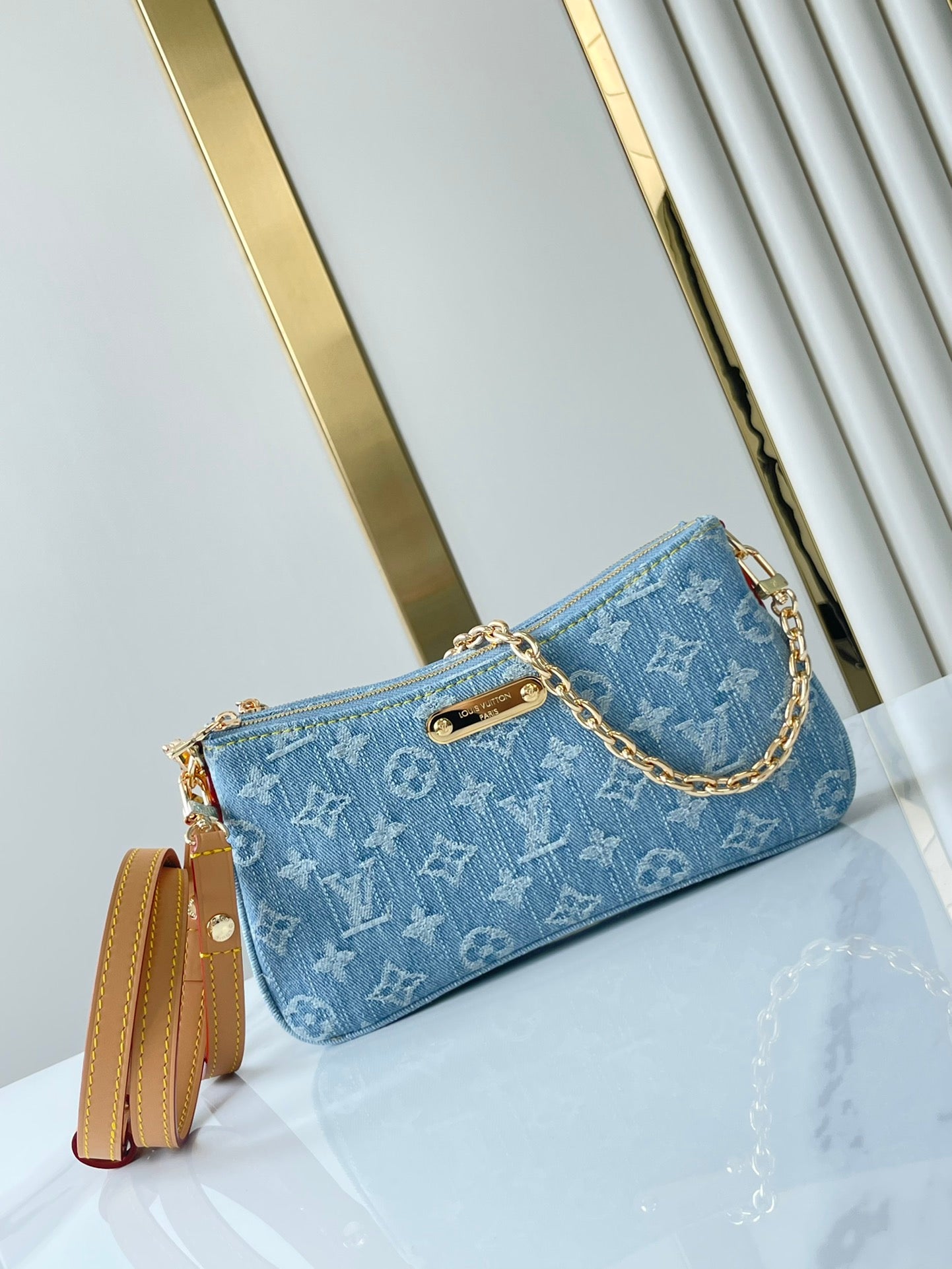 LIV POCHETTE 24 EN MONOGRAMA AZUL CON HERRAJES DORADOS