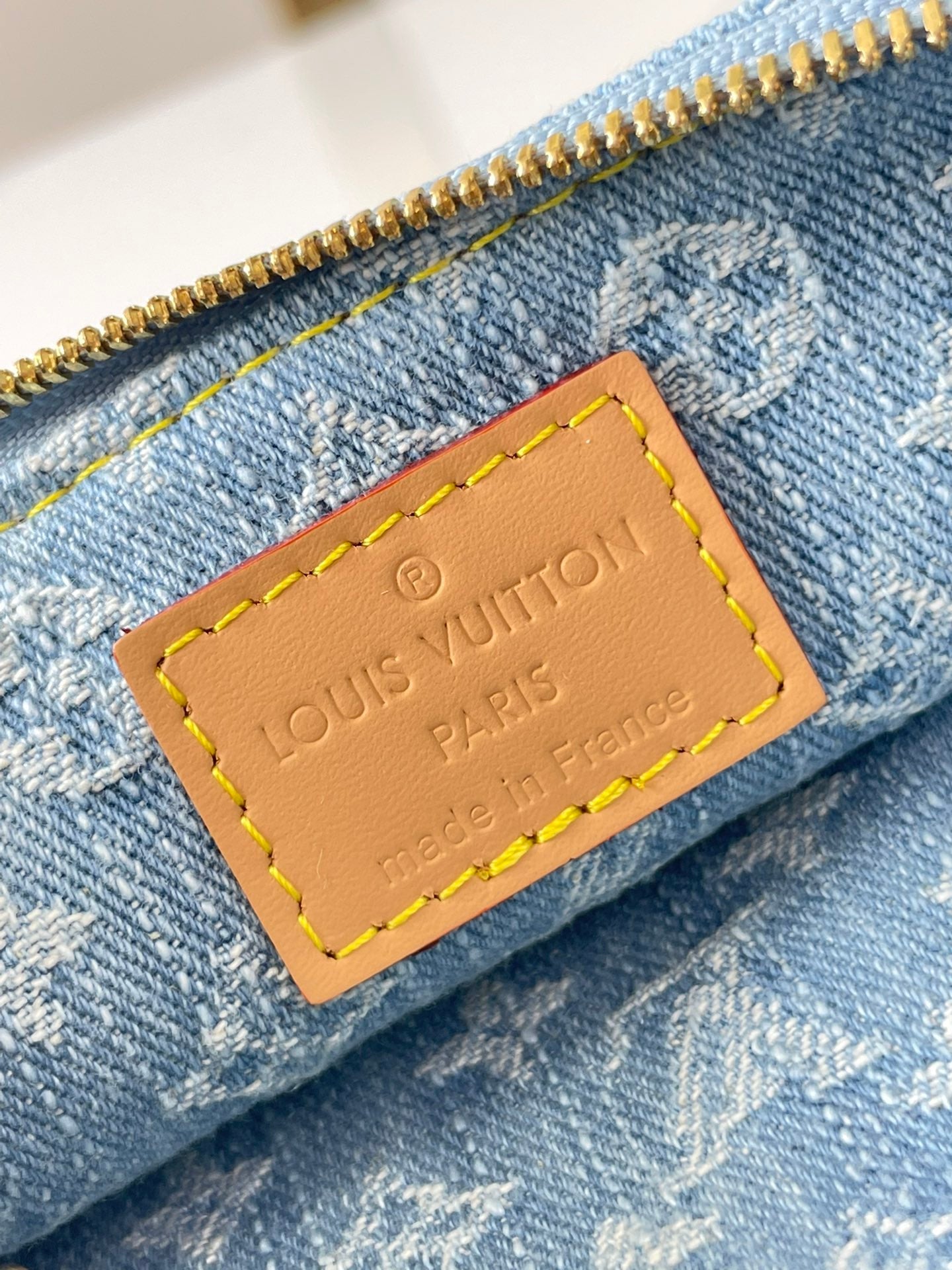 LIV POCHETTE 24 EN MONOGRAMA AZUL CON HERRAJES DORADOS