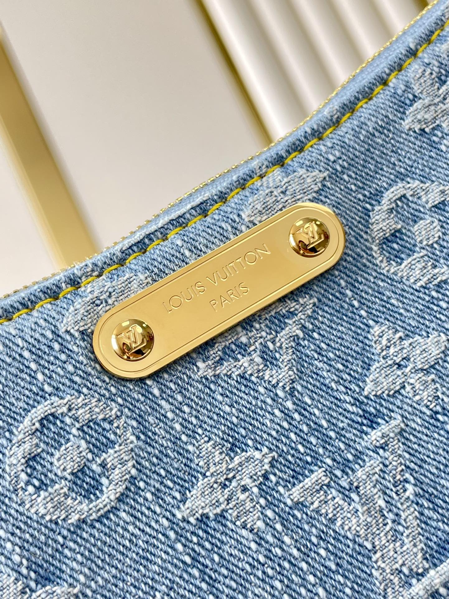LIV POCHETTE 24 EN MONOGRAMA AZUL CON HERRAJES DORADOS