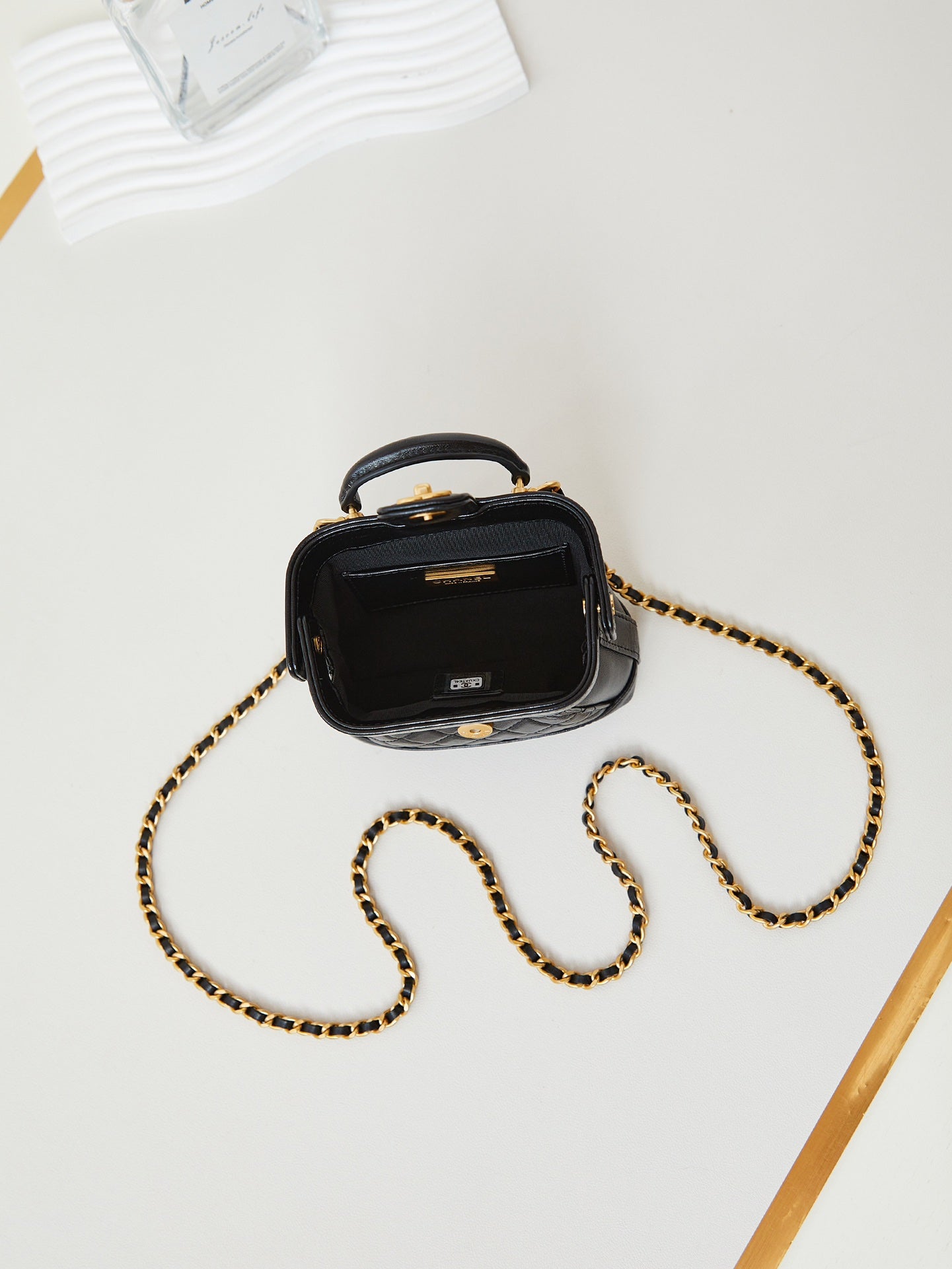 CC 24A Mini bolso de mano con asa superior, 13 cm, cuero encerado negro, herrajes dorados 238455