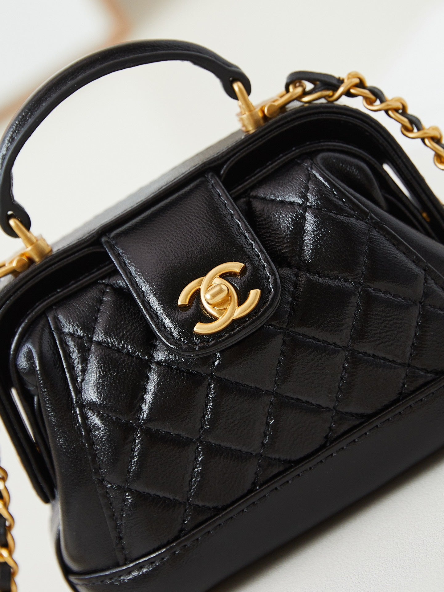 CC 24A Mini bolso de mano con asa superior, 13 cm, cuero encerado negro, herrajes dorados 238455